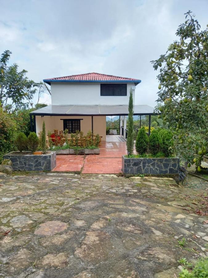 Finca clima templado, quebrada y jacuzzi; los clientes pueden usar todo el espacio y no tendrán que compartirlo con el anfitrión ni con otros huéspedes, calles en buen estado Alban  Extérieur photo