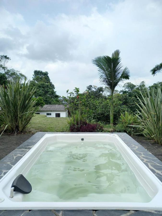 Finca clima templado, quebrada y jacuzzi; los clientes pueden usar todo el espacio y no tendrán que compartirlo con el anfitrión ni con otros huéspedes, calles en buen estado Alban  Extérieur photo
