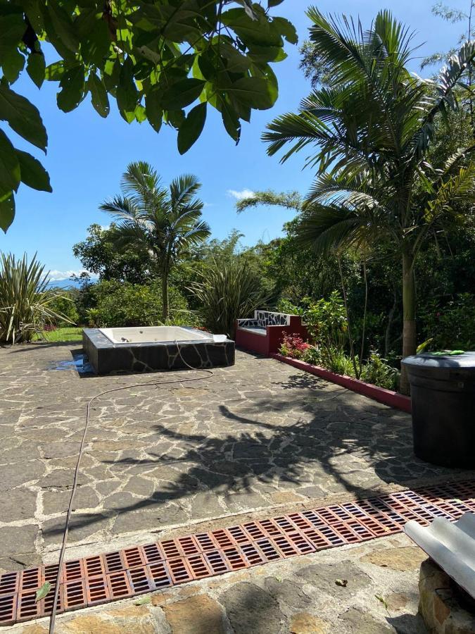 Finca clima templado, quebrada y jacuzzi; los clientes pueden usar todo el espacio y no tendrán que compartirlo con el anfitrión ni con otros huéspedes, calles en buen estado Alban  Extérieur photo